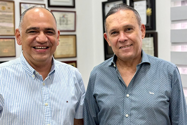 El alcalde Carlos Pinedo Cuello y el Senador Efraín Cepeda presidente del Congreso de la República. 