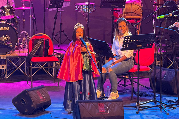 Los niños mostraron un interés genuino por los instrumentos musicales. 