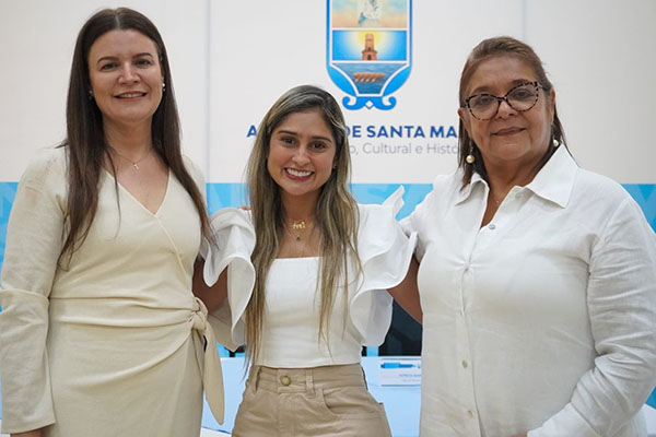 La Gestora Social Bleidys Pérez, acompañada de la secretaria de la Mujer, Ingrid Gómez y Patricia Martínez Vega - Líder del PAI ESE.