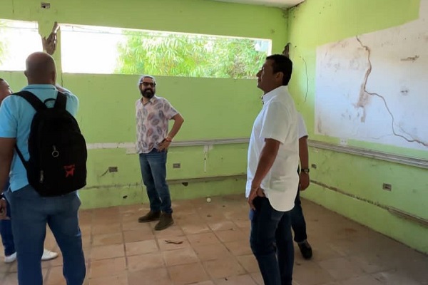 El lamentable deterioro que presenta la infraestructura de la I.E.D. José Benito Barros de El Banco, llevó al alcalde Ronald Flórez a tomar la decisión de intervenir el citado plantel.