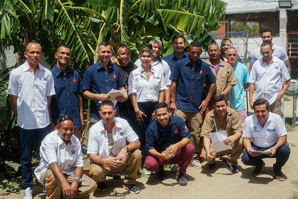 Este grupo de reclusos son capacitados por la Alcaldía en ebanistería para que puedan ofrecer los servicios de reparación y producción de enseres de madera.