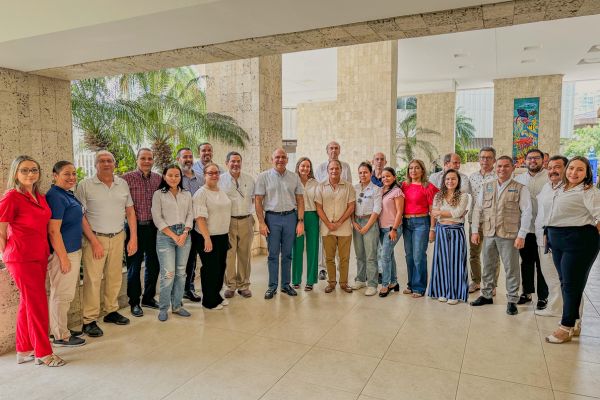 Carlos Pinedo Cuello, alcalde de Santa Marta junto a los representantes de los gremios de los sectores de construcción, turismo y hotelero. 