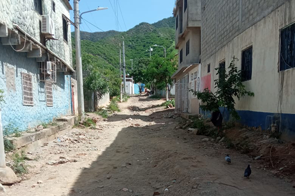 La pavimentación de las calles es otra de las solicitudes de los habitantes de Taganga a la administración distrital. 