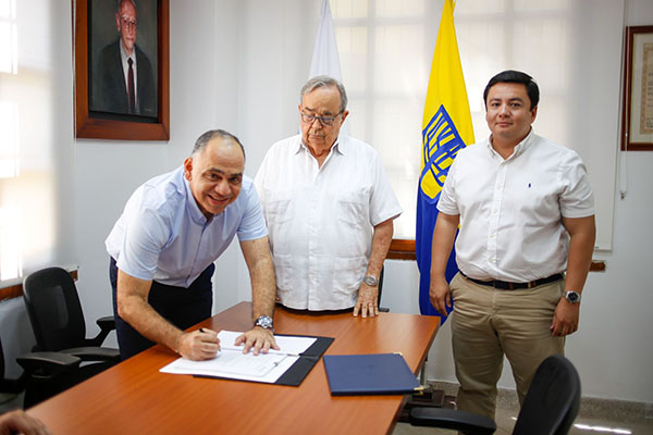 Carlos Pinedo, alcalde de Santa Marta, firmando el nuevo convenio interinstitucional acompañado de Alfredo Méndez, rector de la Universidad Sergio Arboleda y Juan Pablo Santrich, secretario general de la institución.