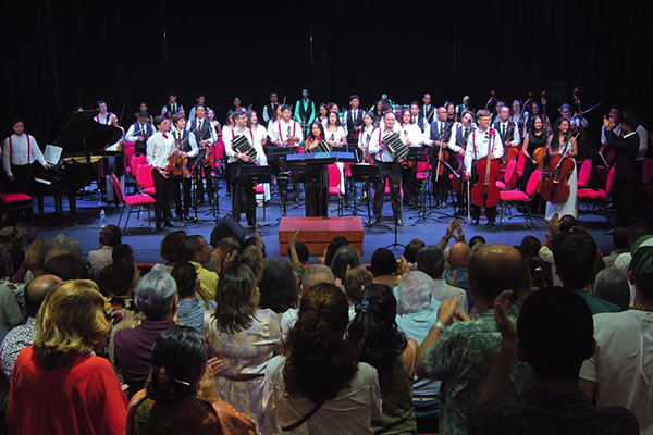 Orquesta de Tango de la Red de Músicas de Medellín deleito a los asistentes con su fusión musical. 