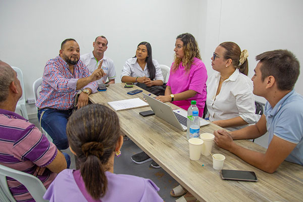 Los líderes del barrio se reunieron con directivos de la Essmar con el fin de conocer cuál es la hoja de ruta para reparar el daño que afecta a los habitantes. 