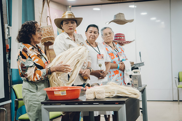 La programación también contempló el taller de co-creación sobre la elaboración de tintes con materiales naturales: ‘saberes y colores en el arte’.