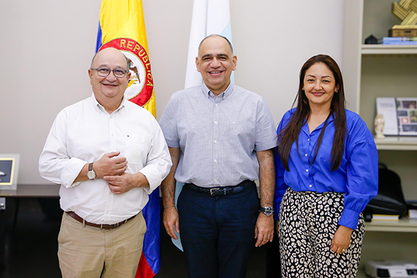 Carlos Pinedo Cuello, alcalde de Santa Marta, Luis Fernando Correa, director de la Unidad de Alimentos para Aprender y Sandra Muñoz, secretaria de Educación Distrital.