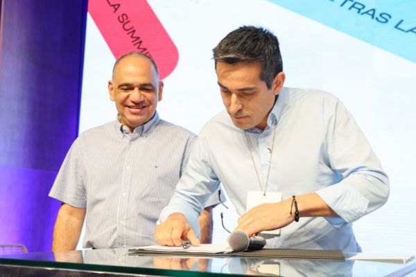 Firma del Acuerdo de Cooperación Técnica del Representante del Banco de Desarrollo de América Latina y el Caribe en Colombia, Rodrigo Peñailillo.