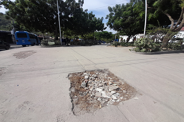  El asfalto en el parque Bastidas está sumamente deteriorado. Los cráteres se posan inadvertidos -por las autoridades- en las inmediaciones del sitio.