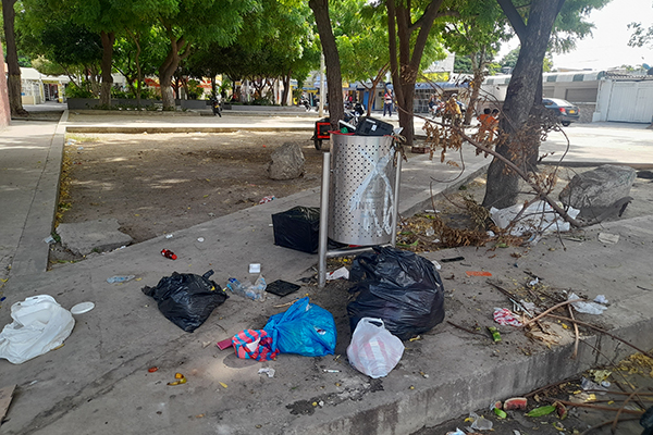 En el parque de María Eugenia las basuras a su alrededor constatan la urgencia de tomar medidas urgentes para cambiar este panorama. En el parque de María Eugenia las basuras a su alrededor constatan la urgencia de tomar medidas urgentes para cambiar este panorama.