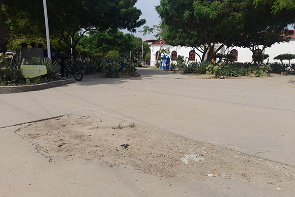 Por su parte, el parque Sesquicentenario revela un avanzado quebranto. La plataforma donde se sitúan las atracciones infantiles del lugar está llena de grietas por el paso del tiempo. Por su parte, el parque Sesquicentenario revela un avanzado quebranto. La plataforma donde se sitúan las atracciones infantiles del lugar está llena de grietas por el paso del tiempo.