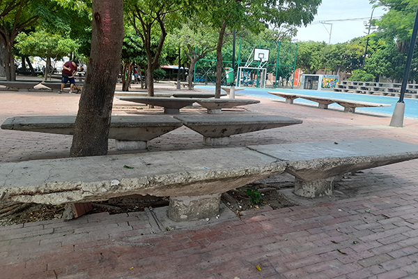 Las bancas del parque San Miguel también están sufriendo la inclemencia del tiempo y la falta de mantenimiento para su conservación. Las bancas del parque San Miguel también están sufriendo la inclemencia del tiempo y la falta de mantenimiento para su conservación.