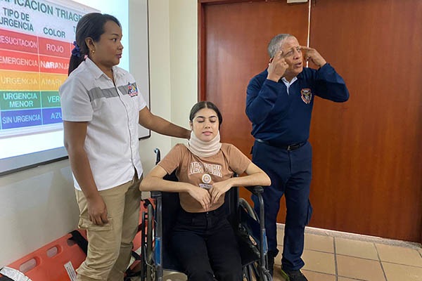 Los participantes del curso pusieron en práctica la teoría aprendida sobre cómo atender a personal durante emergencias.