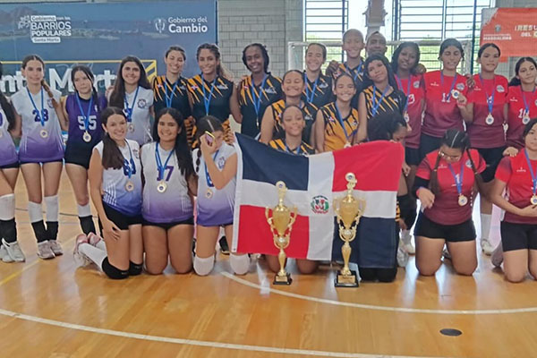  Fotografía de un equipo local durante el torneo Perla del Caribe Reyes del Voleibol. 
