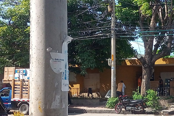 Momentos en el que empleados del comerciante Carlos Rodríguez Cobo, sacan de la “Casa del Reinsertado” y embarcan en una camioneta mercancía (electrodomésticos) de su propiedad. 