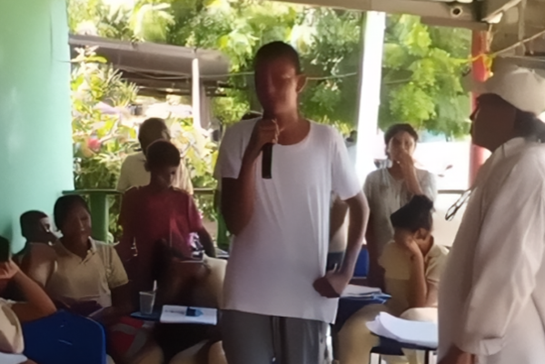 En la imagen quedó registrado cómo los estudiantes se las ingenian para realizar sus actividades académicas a la intemperie.