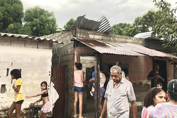 En la fotografía se observa los diferentes hogares que fueron afectados por las fuertes ráfagas de viento y las intensas lluvias.