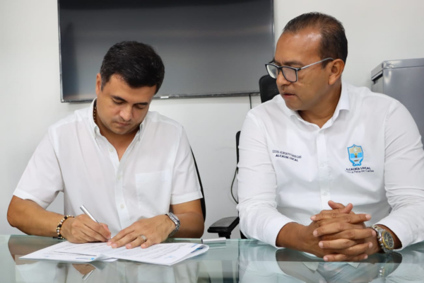 Luis Vanegas, alcalde de la Localidad Tres y el Personero Distrital, Edwar Orozco, en la Firma del Convenio de Cooperación.