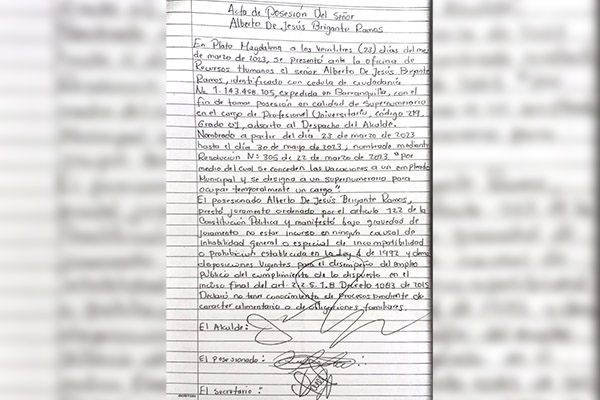 Copia del manuscrito del acta de posesión de Alberto de Jesús Brigantes Ramos como supernumerario en el cargo de Profesional Universitario adscrito al despacho del alcalde de Plato.