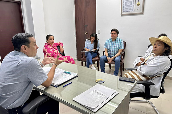El delegado departamental Ricardo Montoya, en la mesa técnica donde se coordinó el desplazamiento del equipo técnico y humano de la Registraduría para la jornada de identificación del pueblo Wiwa.