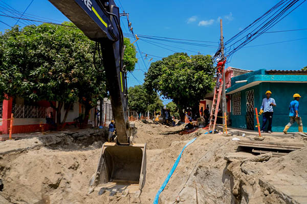 Instalación de la tubería de 42 pulgadas en el colector Pescaito a la altura de la Calle 4 entre carreras 12 y 13.