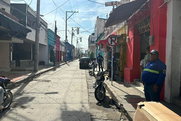 Los Vigías Protectores del Espacio Público y Control Urbano, se trasladaron hasta la calle San Francisco realizando operativos y sensibilización sobre el uso adecuado de los andenes y las calles. 
