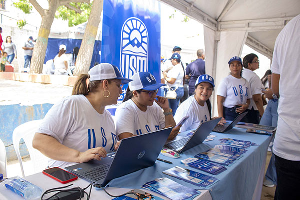 Los primeros programas que ofrece la institución educativa están dirigidos a las comunidades que habitan los sectores de estratos 1, 2 y 3. 