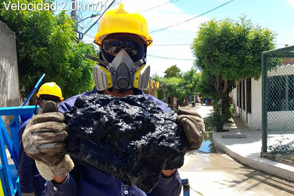 Los operarios de la Empresa de Servicios Públicos de Santa Marta, retiraron piedras que obstruían las tuberías de alcantarillado. 