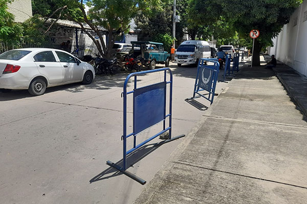 Otra infracción fue captada por un ciudadano en la intersección de la calle 18 con carrera 16B: Delimitaron con vallas metálicas. Otra infracción fue captada por un ciudadano en la intersección de la calle 18 con carrera 16B: Delimitaron con vallas metálicas.