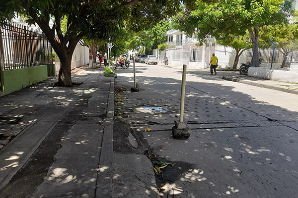 Hasta los propietarios de vivienda en diferentes sectores de Santa Marta se las dan de ‘dueños’ de la vía vehicular. Hasta los propietarios de vivienda en diferentes sectores de Santa Marta se las dan de ‘dueños’ de la vía vehicular.