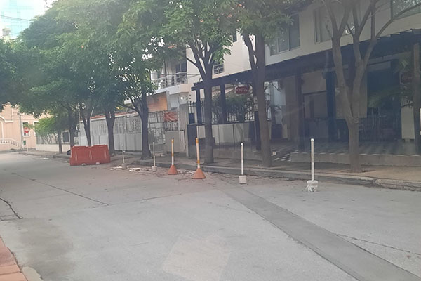 En la carrera 1A con calle 24, sector Bellavista, también propietarios de locales comerciales se adueñaron de la zona vehicular con conos y una inmensa valla. En la carrera 1A con calle 24, sector Bellavista, también propietarios de locales comerciales se adueñaron de la zona vehicular con conos y una inmensa valla.