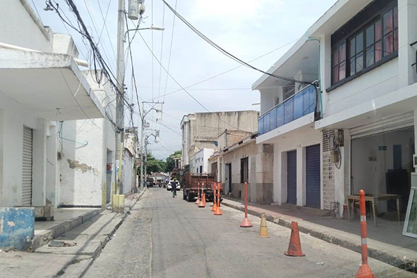 En la calle San Francisco (calle 13) entre carreras 6 y 7, pleno Centro Histórico de la ciudad, los propietarios de tres locales hicieron suyas una zona vehicular.