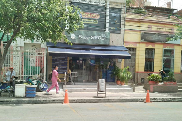 En la avenida Santa Rita, entre la Hernández Pardo y la carrera tercera, la administración de la empresa Super Giros dispuso prohibir el parqueo en el frente de las oficinas con unos conos. ¿Por seguridad? En la avenida Santa Rita, entre la Hernández Pardo y la carrera tercera, la administración de la empresa Super Giros dispuso prohibir el parqueo en el frente de las oficinas con unos conos. ¿Por seguridad?