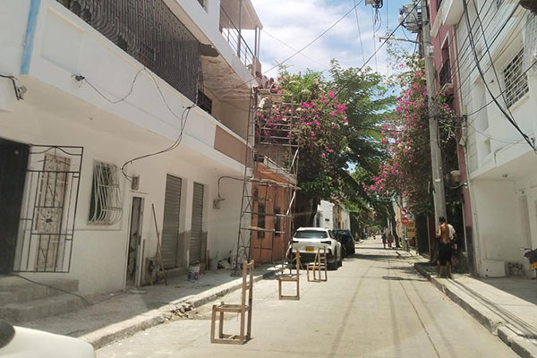 En la Calle Grande (calle 16) entre carreras 7 y 8, sí que se pasaron de calidad, pusieron sillas para demarcar su frente. En la Calle Grande (calle 16) entre carreras 7 y 8, sí que se pasaron de calidad, pusieron sillas para demarcar su frente.