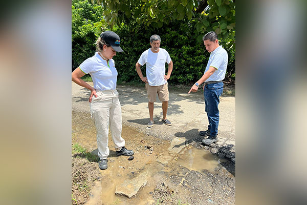 Isis Navarro, agente interventora de la Empresa de Servicios Públicos de Santa Marta supervisando el estado del relleno sanitario Palangana. 