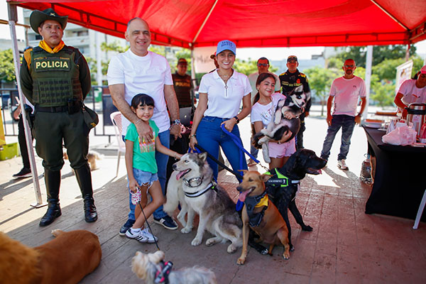 Carlos Pinedo, alcalde de Santa Marta; Bleidys Perez, Gestora Social y sus hijas en la jornada de adopción ‘Huellitas del Mar’. 