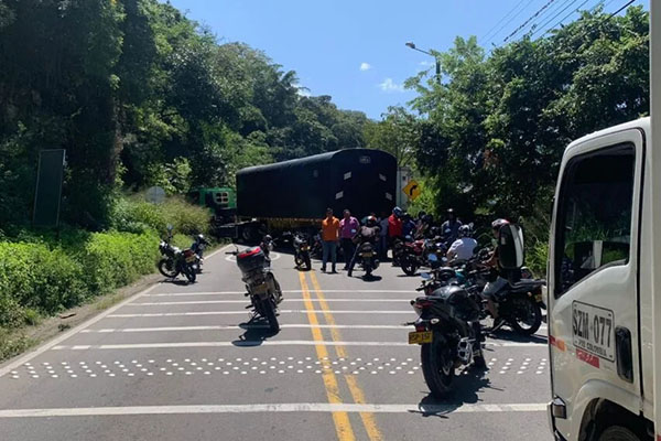 La protesta que adelantan los transportadores de carga, hace parte de una jornada nacional y obedece al descontento por el incremento en el precio del Acpm o diésel, que comenzó a regir desde este 31 de agosto en todo el país.