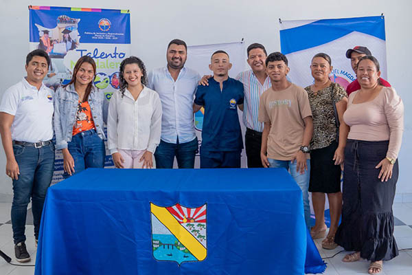 Beneficiarios del Programa y padres de familia se hicieron presentes en el acto de firma de los convenios.