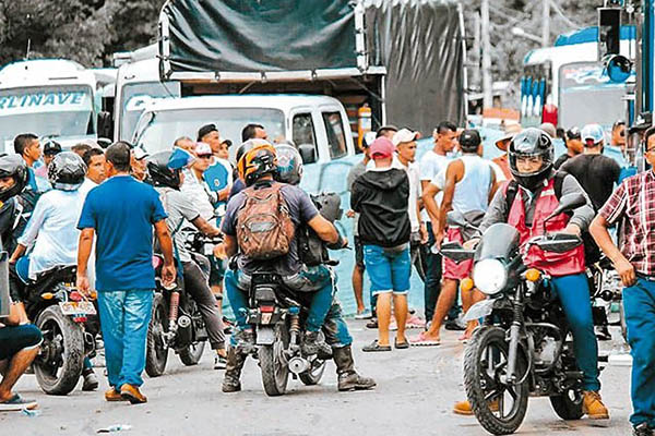 Organizadores de la protesta siguen reunidos con el gobierno nacional en busca de una pronta salida a la crisis que ya afecta a todo el país. Organizadores de la protesta siguen reunidos con el gobierno nacional en busca de una pronta salida a la crisis que ya afecta a todo el país.