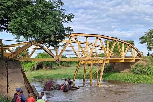 En la imagen se evidencia como está imposibilitado el paso tras la avería del ferri que servía como medio para cruzar el brazo del río Magdalena.