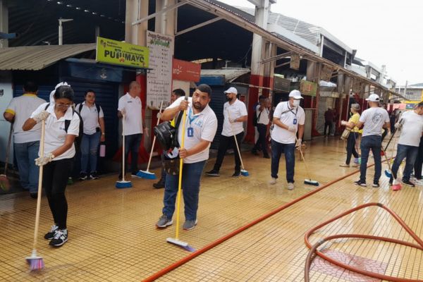 En la jornada de limpieza participaron más de 500 voluntarios, quienes limpiaron el Edificio del Mercado, la Plaza de Mariscos, y la Plazoleta de Comidas Populares.