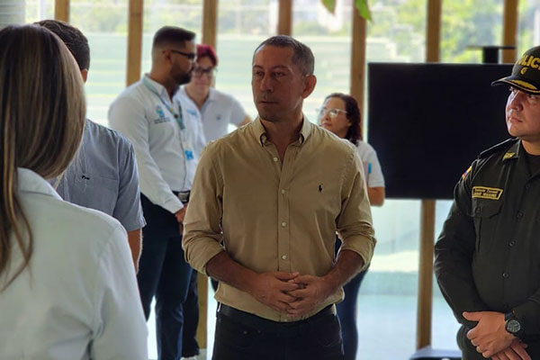 Gustavo Berdugo, secretario de Seguridad y Convivencia Ciudadana, en compañía de agentes de la Policía Metropolitana de Santa Marta. 