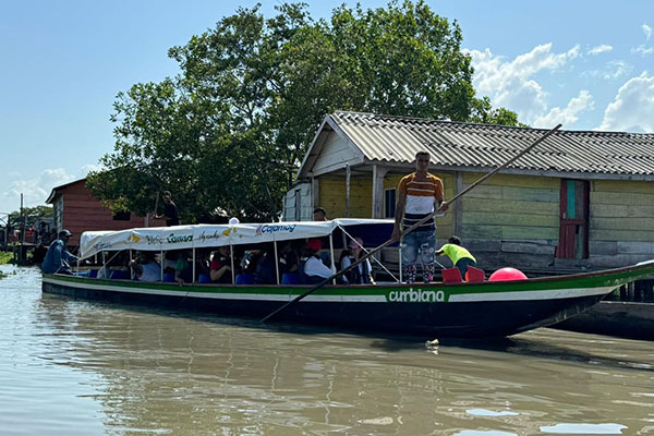 La Bibliocanoa de Cajamag ha beneficiado a más de 2500 personas, incluyendo niños, niñas, jóvenes y adultos de comunidades como Palafitos de Nueva Venecia, Buenavista, Bocas de Aracataca y Trojas de Cataca.