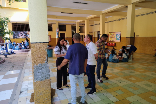 La secretaria de Educación, Sandra Muñoz; el director de la Ogricc, Alex Velázquez y un funcionario de la Gerencia de Infraestructura durante el recorrido en la I.E.D María Auxiliadora.