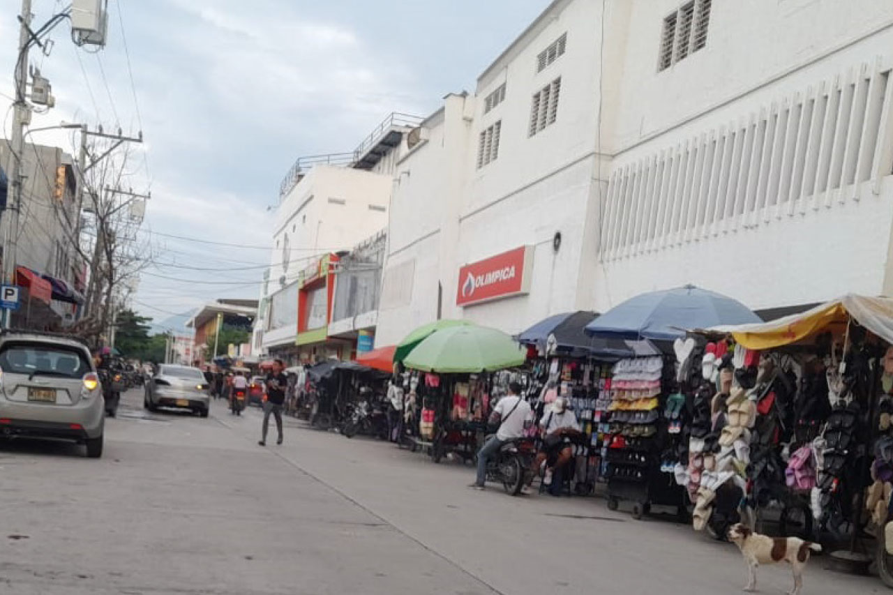  La administración distrital en la mañana de este martes realizó un operativo para recuperar el espacio público, pero horas más tarde, nuevamente los vendedores estacionarios invadieron el sector. 