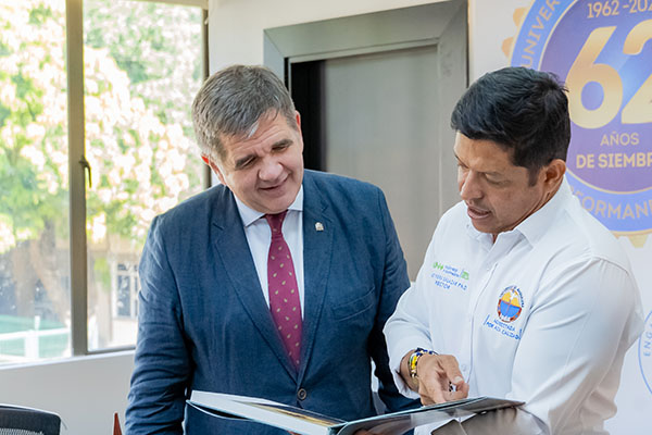 El embajador de España fue recibido por el rector Pablo Vera y un grupo interdisciplinar quienes dieron a conocer las iniciativas y proyectos de cara a los 500 años de Santa Marta