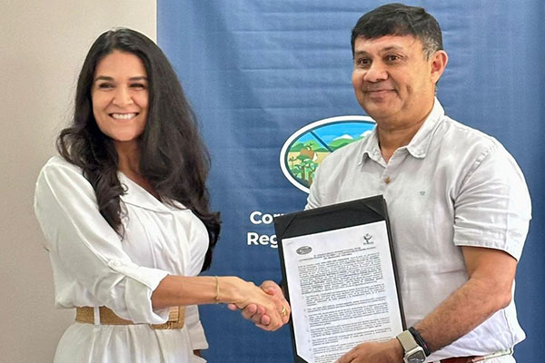 Alfredo Martínez, director de la Corporación Autónoma Regional, y Sara Inés Lara, directora ejecutiva de la Fundación ProAves.