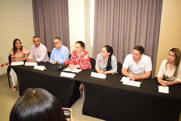María García estuvo acompañada de Silvia Medina, presidenta de la Cámara de Comercio; Juan Montenegro, director general de Invías; el congresista Hernando Guida, y Camilo George, secretario de Gobierno del Distrito.