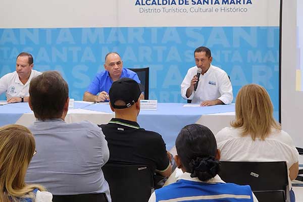 Carlos Pinedo Cuello, alcalde de Santa Marta; Alex Velázquez, director de la Oficina para la Gestión del Riesgo y Cambio Climático y Gustavo Berdugo, secretario de Seguridad y Convivencia. 